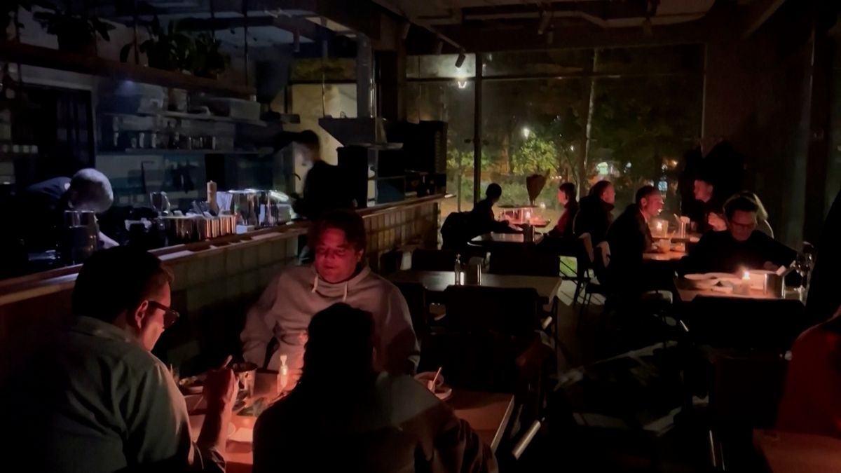 Kyjevské restaurace výpadky proudu využily pro romantické večeře při svíčkách